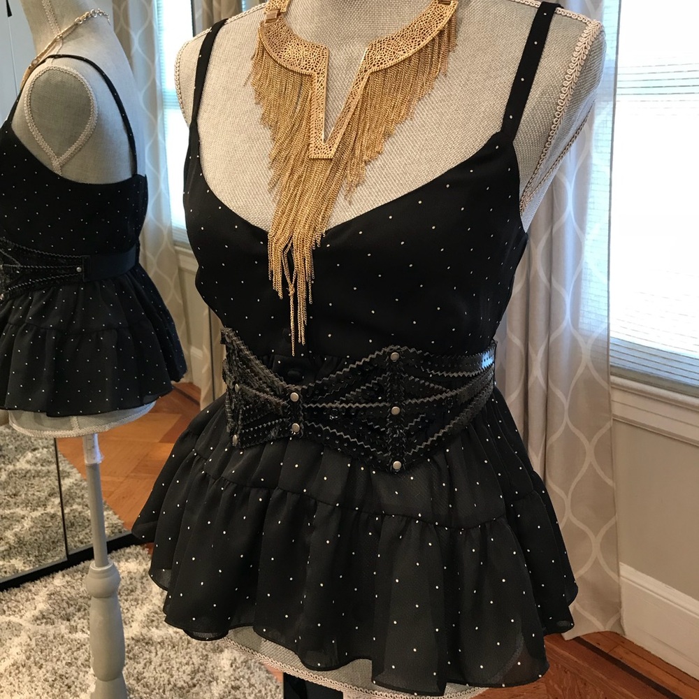 Black & white top (BELT AND NECKLACE NOT INCLUDED)